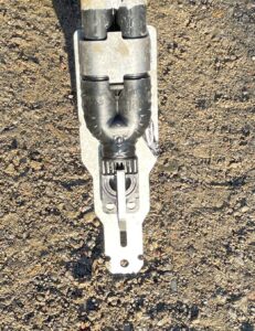 Eine der 25 Erdwärmesonden, die mit einem horizontalen Abstand von ca. 8 m in 240 m Tiefe platziert wurden. Dort herrscht eine Quellentemperatur von 17 °C. Im Sommer wird die überschüssige Wärme aus dem Gebäude verwendet, um die Umgebung der Erdsonden in der Tiefe zu regenerieren bzw. zu erwärmen. Foto: Carderie KG 