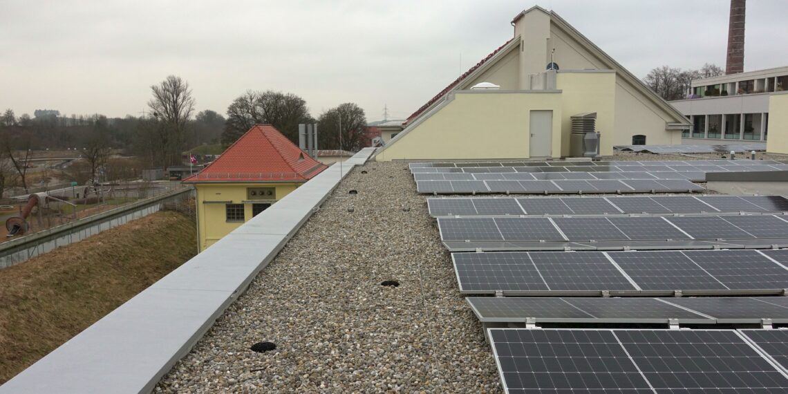 Photovoltaik auf dem Dach der Carderie. Solarpaneele wandeln die Energie des Lichts in elektrischen Strom um, der im Haus für die gesamte Elektroinstallation der Mieter, die Allgemeinbeleuchtung, die Haustechnik inklusive Geothermie-Wärmepumpen, die Regenwasser- und Lüftungstechnik genutzt wird. Foto: König