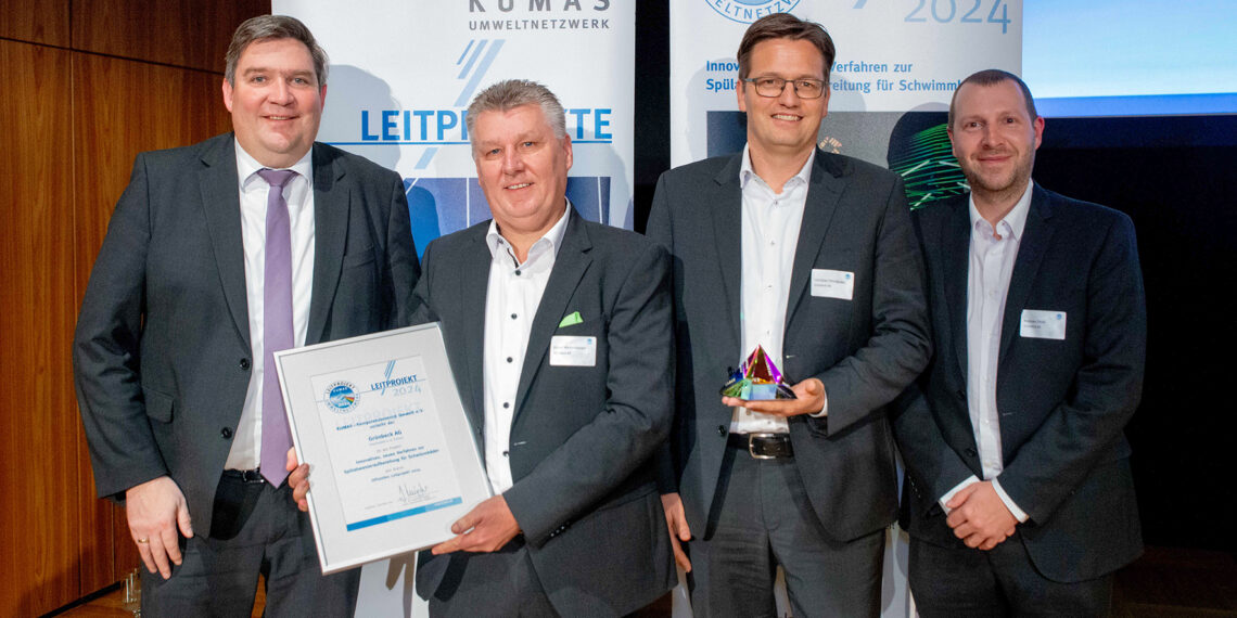 Grünbeck wird der Status „Offizielles Leitprojekt 2024“ vom KUMAS Umweltnetzwerk für ein innovatives Verfahren zur Spülabwasseraufbereitung für Schwimmbäder verliehen. In feierlichem Rahmen nahmen am 5. Dezember 2024 (von links) Markus Müller, Landrat Landkreis Dillingen a. d. Donau, Jürgen Weißenburger, Aufsichtsratsvorsitzender bei Grünbeck sowie die Grünbeck-Verantwortlichen Christian Zehetgruber und Andreas Trinkl den Preis im Augsburger Kongress am Park entgegen.
