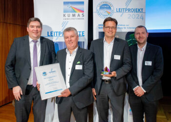 Grünbeck wird der Status „Offizielles Leitprojekt 2024“ vom KUMAS Umweltnetzwerk für ein innovatives Verfahren zur Spülabwasseraufbereitung für Schwimmbäder verliehen. In feierlichem Rahmen nahmen am 5. Dezember 2024 (von links) Markus Müller, Landrat Landkreis Dillingen a. d. Donau, Jürgen Weißenburger, Aufsichtsratsvorsitzender bei Grünbeck sowie die Grünbeck-Verantwortlichen Christian Zehetgruber und Andreas Trinkl den Preis im Augsburger Kongress am Park entgegen.