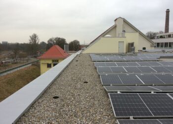 Photovoltaik auf dem Dach der Carderie. Solarpaneele wandeln die Energie des Lichts in elektrischen Strom um, der im Haus für die gesamte Elektroinstallation der Mieter, die Allgemeinbeleuchtung, die Haustechnik inklusive Geothermie-Wärmepumpen, die Regenwasser- und Lüftungstechnik genutzt wird. Foto: König