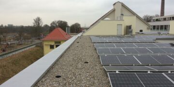 Photovoltaik auf dem Dach der Carderie. Solarpaneele wandeln die Energie des Lichts in elektrischen Strom um, der im Haus für die gesamte Elektroinstallation der Mieter, die Allgemeinbeleuchtung, die Haustechnik inklusive Geothermie-Wärmepumpen, die Regenwasser- und Lüftungstechnik genutzt wird. Foto: König
