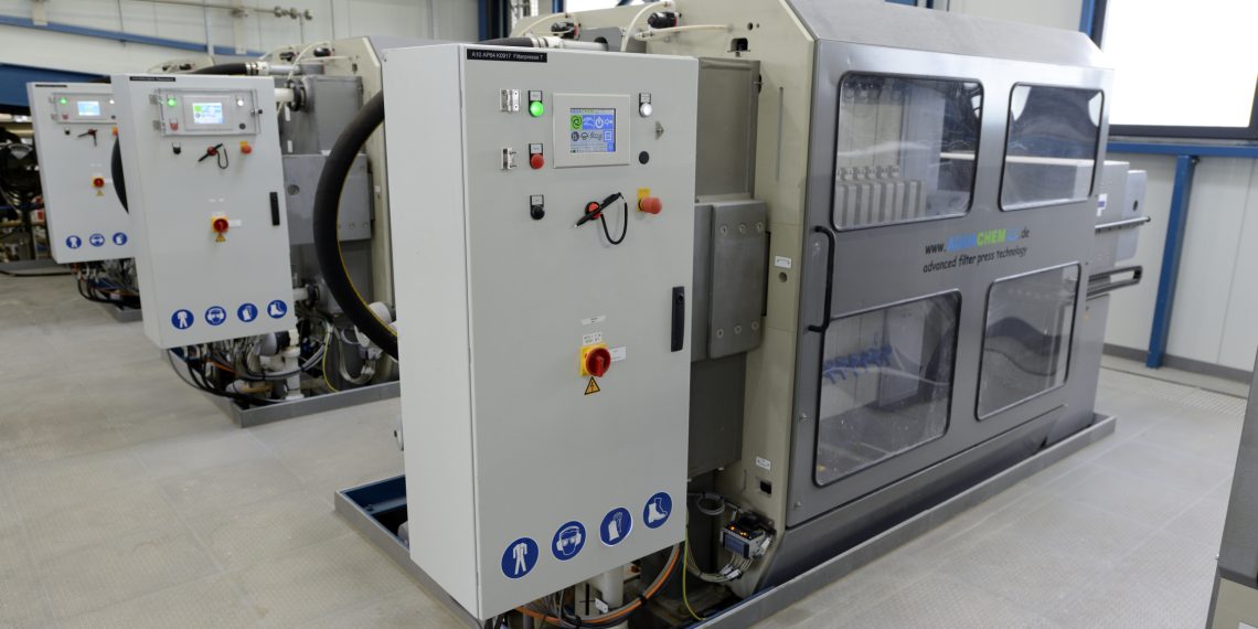 Die Waschwasserbehandlungsanlage reinigt stündlich rund 100 Kubikmeter Wasser aus der nassen Rauchgaswäsche der Sonderabfall-verbrennungsanlage im Chempark Leverkusen. Mit automatisierten Kammerfilterpressen werden die anorganischen Rückstände aus dem Wasser entfernt und getrocknet. Blicke in den Zellensaal.