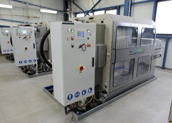 Die Waschwasserbehandlungsanlage reinigt stündlich rund 100 Kubikmeter Wasser aus der nassen Rauchgaswäsche der Sonderabfall-verbrennungsanlage im Chempark Leverkusen. Mit automatisierten Kammerfilterpressen werden die anorganischen Rückstände aus dem Wasser entfernt und getrocknet. Blicke in den Zellensaal.