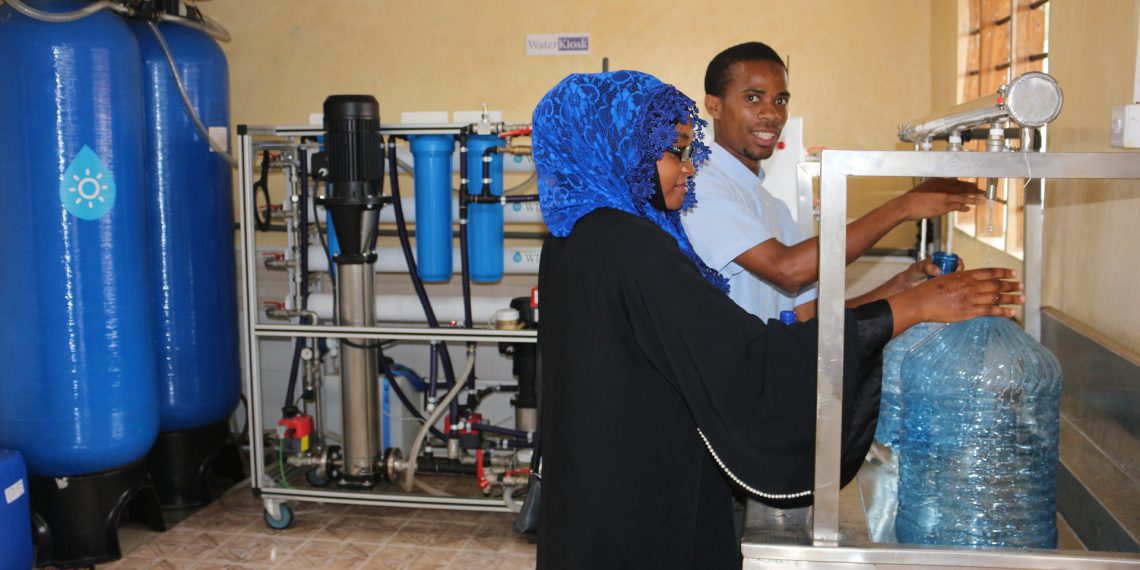 Membranelemente der Marke Lewabrane von Lanxess bereiten in dem kenianischen Dorf Burani Rohwasser mit einem hohen Salzgehalt von 4.800 ppm zu Trinkwasser auf. Die Umkehrosmose-Anlage im Wasserkiosk bei Boreal Light ist solarbetrieben. Bild: Boreal Light)