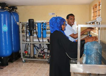 Membranelemente der Marke Lewabrane von Lanxess bereiten in dem kenianischen Dorf Burani Rohwasser mit einem hohen Salzgehalt von 4.800 ppm zu Trinkwasser auf. Die Umkehrosmose-Anlage im Wasserkiosk bei Boreal Light ist solarbetrieben. Bild: Boreal Light)