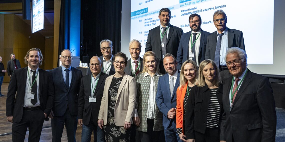 Vor Beginn des 37. Lindauer Seminar der JT-Elektronik Lindau stellen sich Organisatoren und Referenten mit OB CLaudia Alfons und Umweltminister Thorsten Glauber zum Foto zusammen: Tobias Jöckel, Ekkehard Pfeiffer, Christian Falk, Karsten Kerres, Alina Kosmützky, Karsten Körlkemeyer, OB Claudia Alfons, der bayerische Umweltminister Thorsten Glauber, Sonja Jöckel, Cornelia Jöckel-Tschada, Max Dohmann (vorne von links), sowie hinten von links Daniel Wittmann, Florian Winter und Uli Jöckel. Quelle: Christian Flemming
