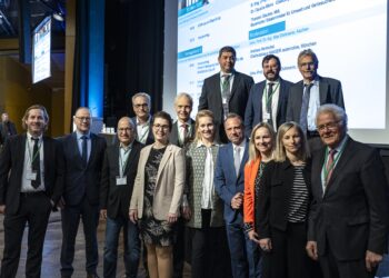 Vor Beginn des 37. Lindauer Seminar der JT-Elektronik Lindau stellen sich Organisatoren und Referenten mit OB CLaudia Alfons und Umweltminister Thorsten Glauber zum Foto zusammen: Tobias Jöckel, Ekkehard Pfeiffer, Christian Falk, Karsten Kerres, Alina Kosmützky, Karsten Körlkemeyer, OB Claudia Alfons, der bayerische Umweltminister Thorsten Glauber, Sonja Jöckel, Cornelia Jöckel-Tschada, Max Dohmann (vorne von links), sowie hinten von links Daniel Wittmann, Florian Winter und Uli Jöckel. Quelle: Christian Flemming