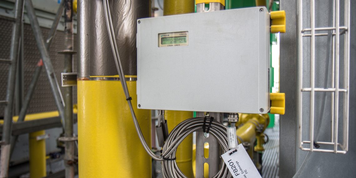 Geschützt durch ein Rose-Aluminiumgehäuse misst ein Clamp-On-Ultraschallsystem von Flexim eingriffsfrei den Durchfluss von warmem Ammoniakgas in der Kältezentrale eines Chemieparks. (Bild: Flexim)