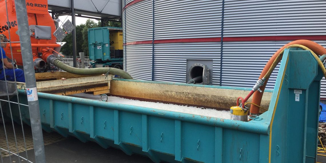 Nachdem das Wasser-Schlamm-Gemisch gesiebt und vom Schlamm befreit wurde, pumpt die Abwasser-Tauchpumpe P 40 CS von Auras das Restwasser wieder zurück in das Klärbecken. Bild: Industriewartung Süd