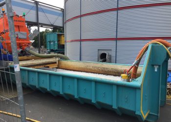 Nachdem das Wasser-Schlamm-Gemisch gesiebt und vom Schlamm befreit wurde, pumpt die Abwasser-Tauchpumpe P 40 CS von Auras das Restwasser wieder zurück in das Klärbecken. Bild: Industriewartung Süd