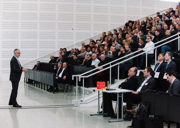 Voller Hörsaal: Traditionell ist das Symposium gut besucht, da die Referenten aus ganz Deutschland mit topaktuellen Themen aufwarten. (Bild: FH Münster/Maxi Krähling)
