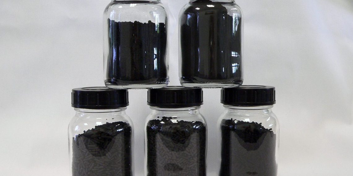 BioSorb: Fraunhofer-Forschende wollen Aktivkohle durch proteinhaltige, nachwachsende Rohstoffe ersetzen. Bild: Fraunhofer Umsicht