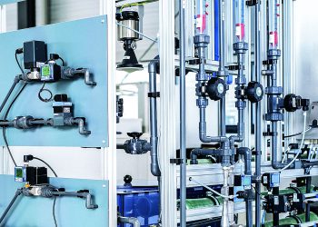 Umkehrosmoseanlage mit angebauter Verschneideeinrichtung. Das vormontierte und vorkonfigurierte System ermöglicht eine einfache und schnelle Inbetriebnahme.