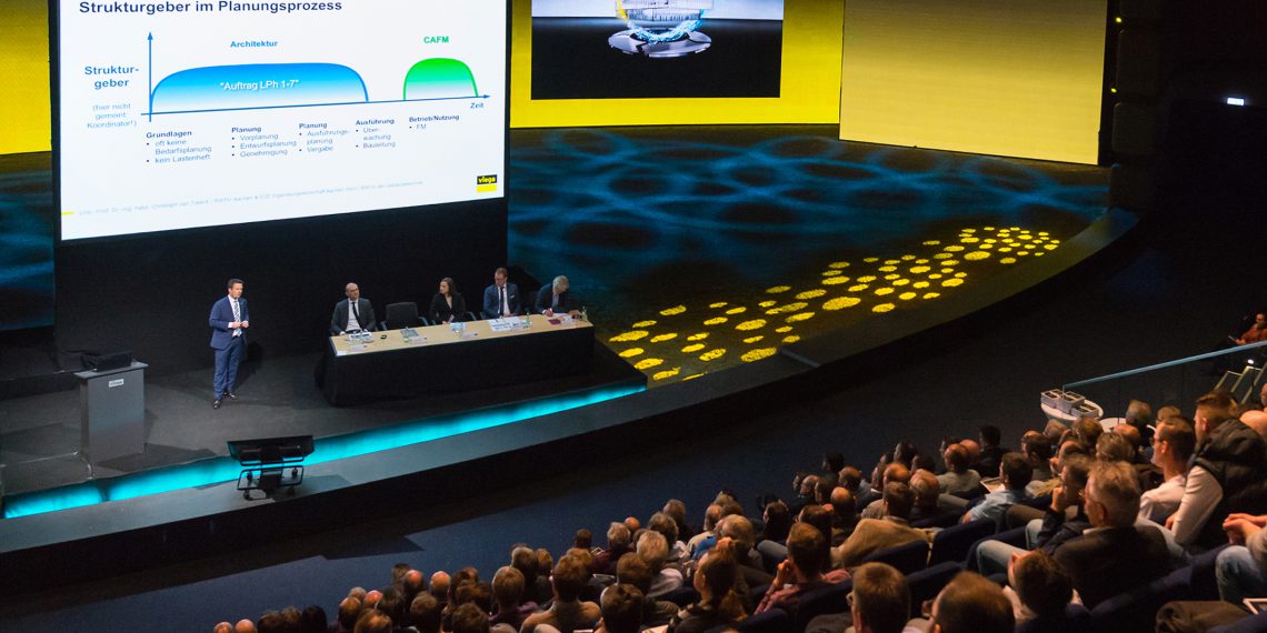 Die Viega-Fachsymposiumsreihe „Trinkwassergüte und Energieeffizienz – vernetzt durch digitale Prozesse“ zog diesmal mehr als 4.000 Fachplaner und planende Fachhandwerker an, hier in München.