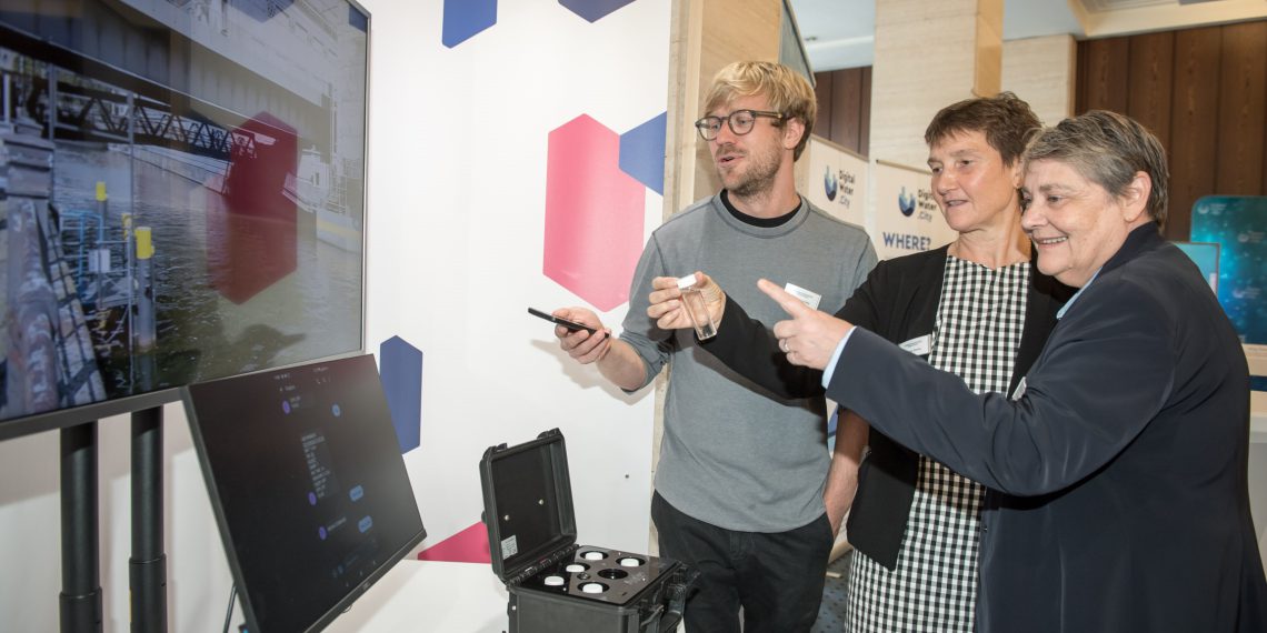 Demonstration eines Online-Sensors für Parameter der Badegewässequalität in der Berliner Stadtspree. (Bild: Ralf Rühmeier/BWB)