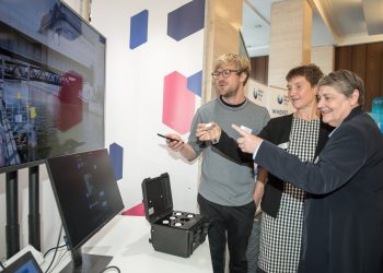 Demonstration eines Online-Sensors für Parameter der Badegewässequalität in der Berliner Stadtspree. (Bild: Ralf Rühmeier/BWB)