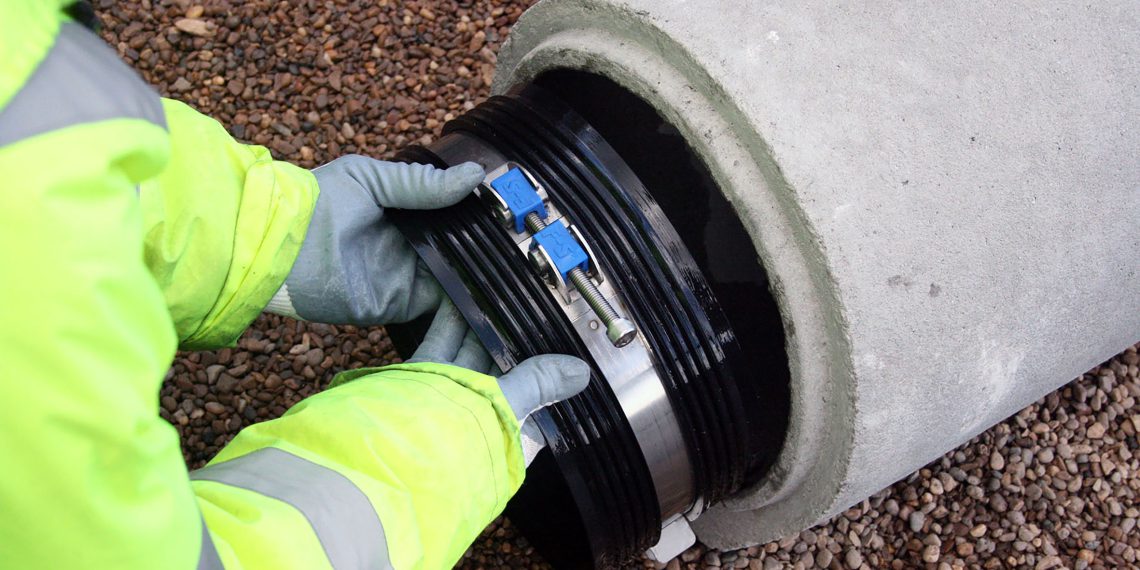 Um zwei Rohre mit unregelmäßigen Außenprofilen miteinander zu verbin-den, benötigt der Monteur nur die Icon Manschette von Flexseal und keine anderen Materialien.