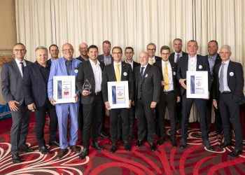 Flexseal erhält von Eurobaustoff die Auszeichnung „TOP- Lieferant 2019“ in der Fachgruppe Tiefbau. Das Zertifikat nahmen Ge-schäftsführer Michael Penalver-Giar (2. v. re.) und Vertriebsleiter Roman Luckemeyer (3. v. re.) entgegen. (Bild: Flexseal)