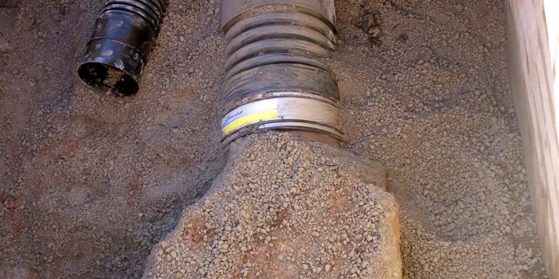 Die einbetonierten Altrohre waren eine große Herausforderung für die Sanierung des Drainage-Systems am M6 Smart Motorway: Weil die Rohre nur sehr schwierig über ihre Außenflächen ver-bunden werden konnten, kam schließlich die Innenmanschette Icon von Flexseal zum Einsatz.