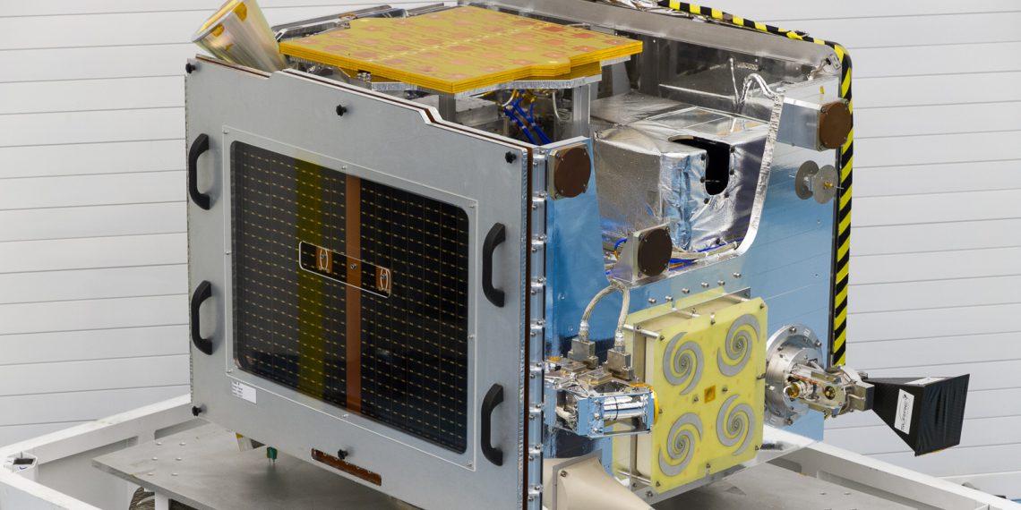 Foto von TechDemoSat-1 flugbereit im Reinraum im März 2013. Bild SSTL