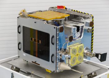 Foto von TechDemoSat-1 flugbereit im Reinraum im März 2013. Bild SSTL