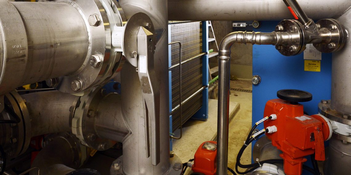 Der Brüdendampf wird über Wärmetauscher in das Nahwärmenetz eingespeist. (Bild: Gemü)