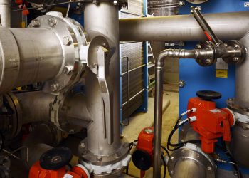 Der Brüdendampf wird über Wärmetauscher in das Nahwärmenetz eingespeist. (Bild: Gemü)