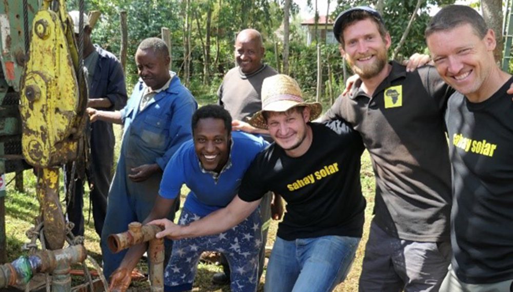 Glückliche Gesichter nach der Inbetriebnahme einer Trinkwasserpumpe. (Bild: C. Sieber)