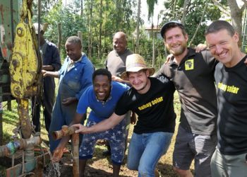 Glückliche Gesichter nach der Inbetriebnahme einer Trinkwasserpumpe. (Bild: C. Sieber)