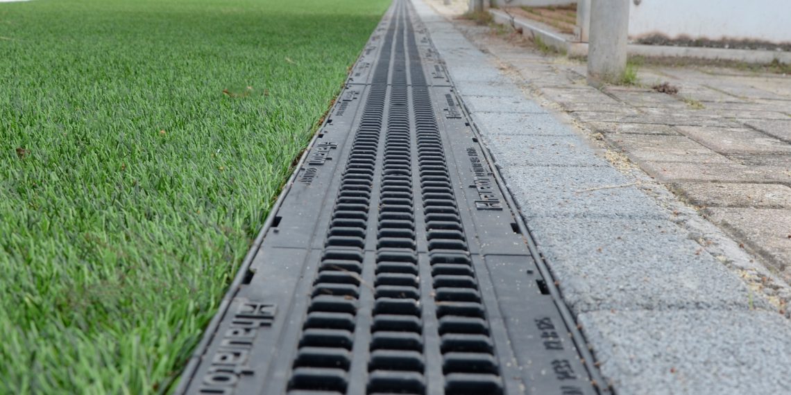 Sportfix Clean sammelt ausgetragenes Mikroplastik am Rand von Kunstrasenbelägen und hält es dauerhaft zurück. (Bild: Hauraton)