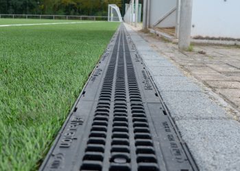 Sportfix Clean sammelt ausgetragenes Mikroplastik am Rand von Kunstrasenbelägen und hält es dauerhaft zurück. (Bild: Hauraton)