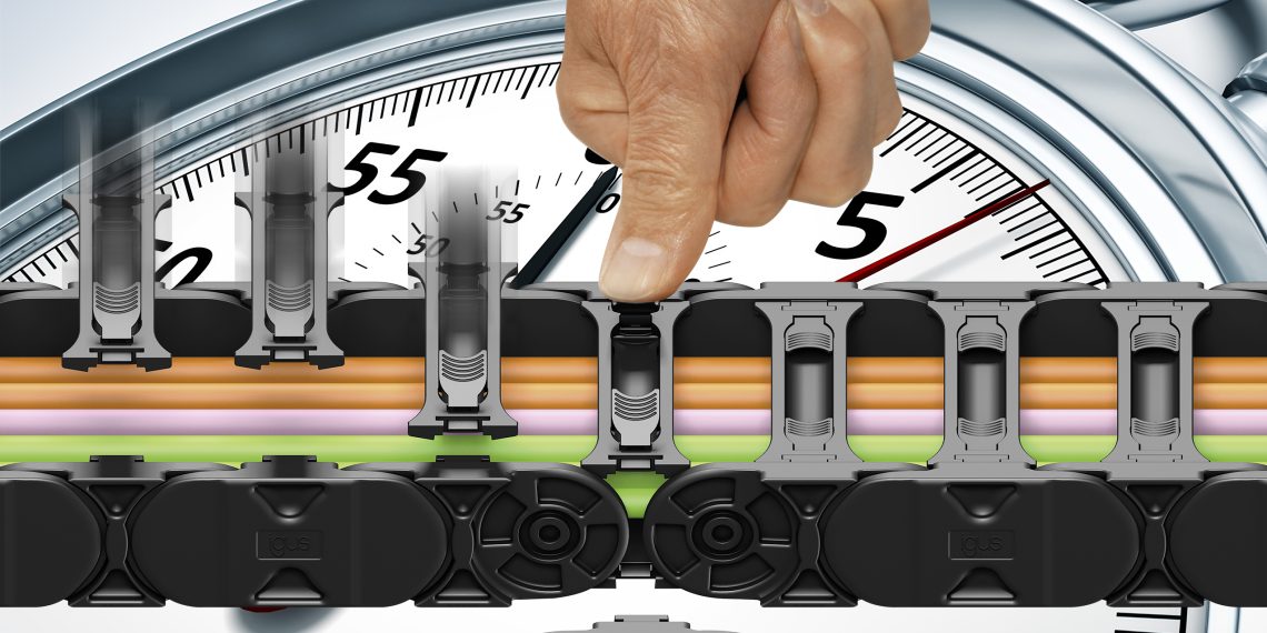 Sekundenschnell per Hand montiert: Die neue E4Q Energiekette von Igus für freitragende und lange Wege mit leichtem Design und Schnellöffnungsstegen.