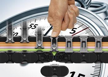 Sekundenschnell per Hand montiert: Die neue E4Q Energiekette von Igus für freitragende und lange Wege mit leichtem Design und Schnellöffnungsstegen.