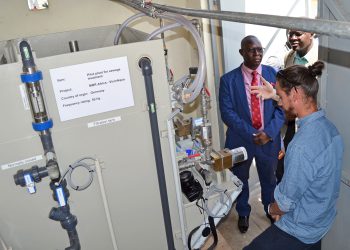 Ephraim Gukelberger (re.), wissenschaftlicher Mitarbeiter der Hochschule Karlsruhe, demonstriert den Membranbioreaktor bei der Inbetriebnahme der Pilotanlage am 23. November 2018 in Kisumu, Kenia. Bild: Jan Hoinkis