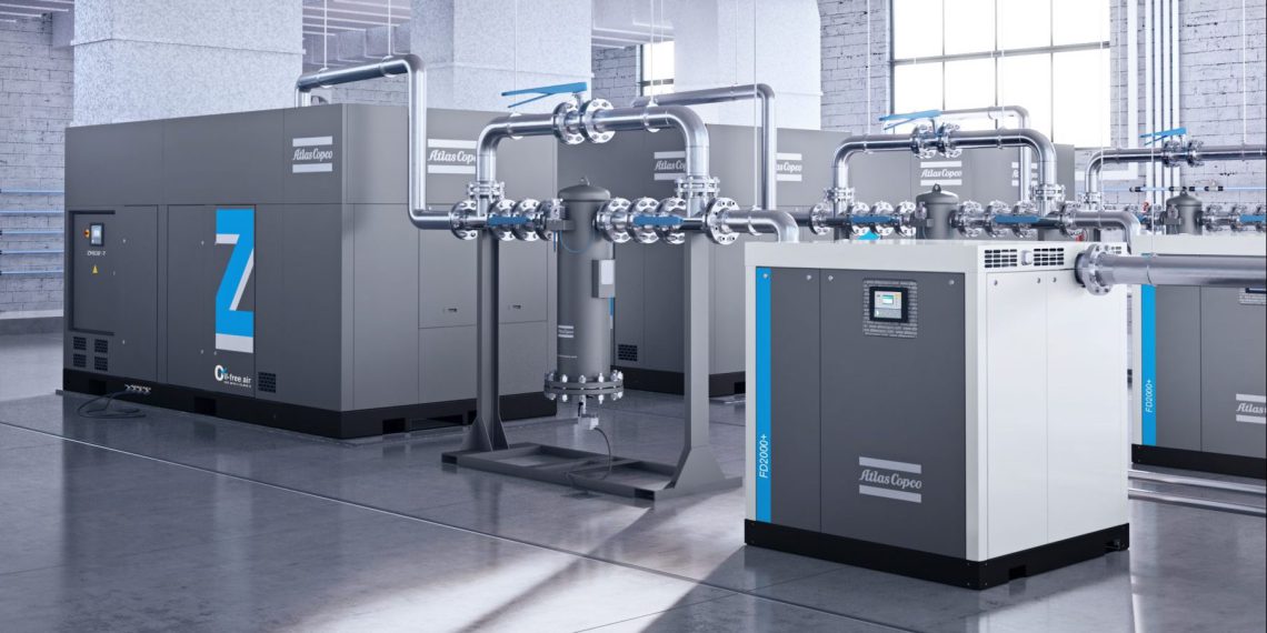 Alle Kompressoren der Z-Baureihen (links) von Atlas Copco verdichten absolut ölfrei - und sie werden gemäß der ISO 22000 für Lebensmittelsicherheit produziert. Das gilt auch für die Trockner (rechts) und Filter (Bildmitte) von Atlas Copco. (Bild: Atlas Copco)