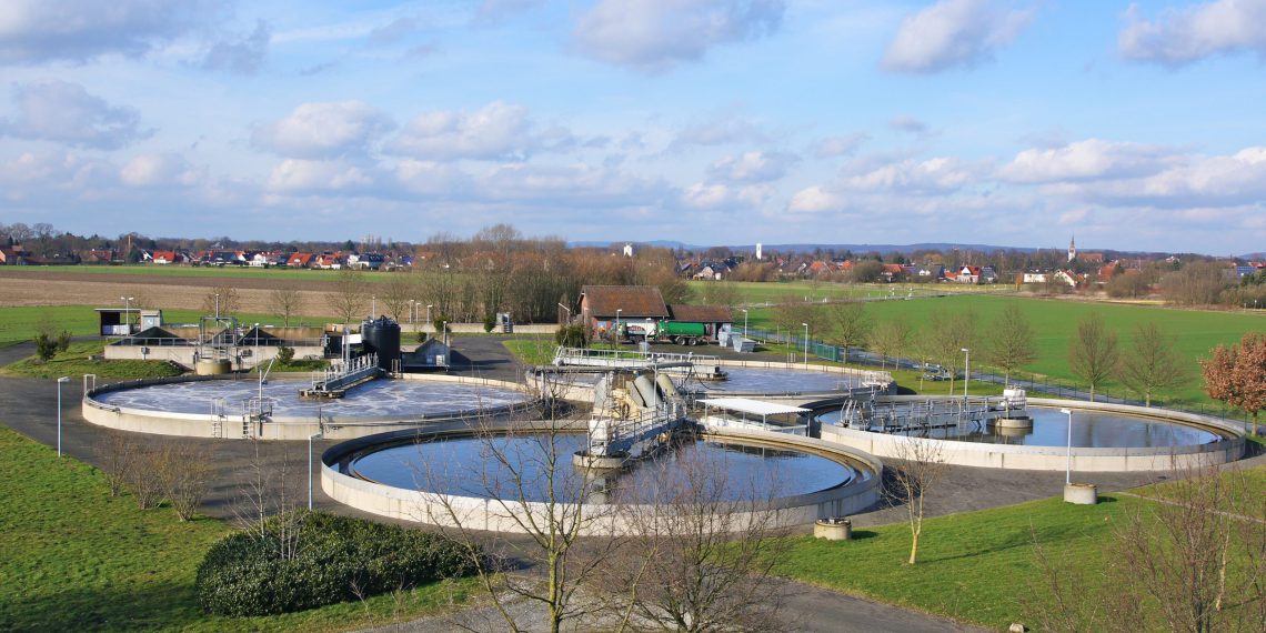 Die neue Kommunalrichtlinie sichert kommunalen Kläranlagen für bestimmte Klimaschutz-Projekte Förderleistungen zu. Atlas Copco unterstützt Betreiber, die ihre Beckenbelüftung modernisieren wollen, mit Potenzialstudien und effizienter Gebläsetechnologie. (Bild: Atlas Copco)