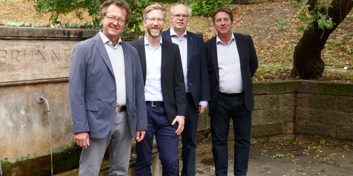 Auf gute Zusammenarbeit: (v.li.) Stefan Prakesch, Vizepräsident fbr – Benjamin Weismann, Geschäftsführer GIH – Dieter Bindel, stellv. Vorsitzender GIH –Jorge Torras, Steuerungskreis der fbr, besiegeln die Kooperationsvereinbarung ihrer Verbände. (Bild: GIH und fbr)