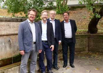 Auf gute Zusammenarbeit: (v.li.) Stefan Prakesch, Vizepräsident fbr – Benjamin Weismann, Geschäftsführer GIH – Dieter Bindel, stellv. Vorsitzender GIH –Jorge Torras, Steuerungskreis der fbr, besiegeln die Kooperationsvereinbarung ihrer Verbände. (Bild: GIH und fbr)