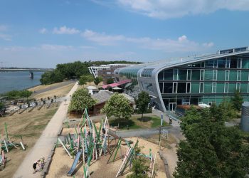 Umweltschonend Kälte im Sommer und Wärme im Winter: Dafür sorgt bei einem Hotel und zwei Bürogebäuden am „Bonner Bogen“ ein unterirdischer Aquiferspeicher. Bild: Paul Fleuchhaus, KIT