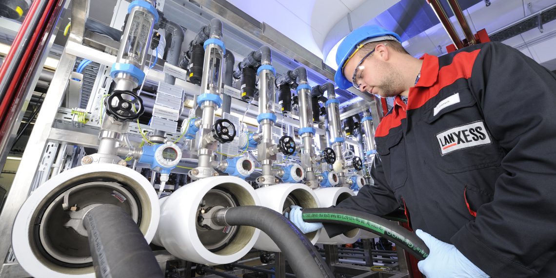 Am Produktionsstandort von LANXESS in Bitterfeld wird zur Qualitätssicherung jedes einzelne Lewabrane-Produkt in einem Elementtester überprüft.