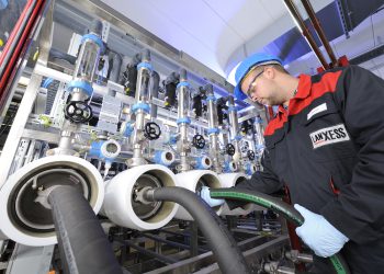 Am Produktionsstandort von LANXESS in Bitterfeld wird zur Qualitätssicherung jedes einzelne Lewabrane-Produkt in einem Elementtester überprüft.