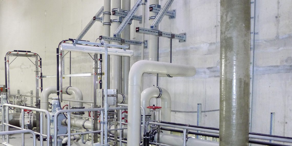 Abhängung von Rohrleitungen im Schwerlastbereich bei einem Kraftwerk: Die Gelenkhalter mit Grundplatte sorgen für eine hohe Belastbarkeit und einen festen Verbund mit der Betonwand. Bild: Mefa