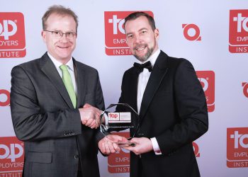 Von links: Eckhard Stach (Leiter Recruiting und Personalmarketing WAGO) nimmt die Top Employer Auszeichnung von Steffen Neefe (Country Manager DACH, Top Employers Institute) entgegen.