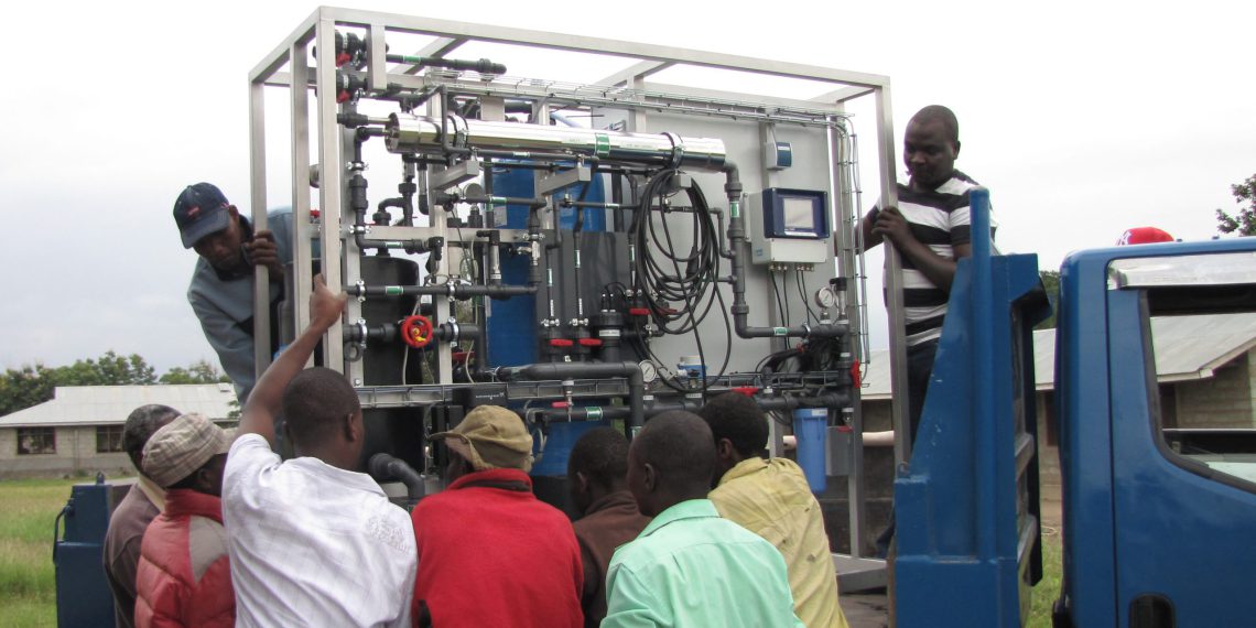 In der Dorfgemeinschaft Boman´gombe in Tansania wird die Pilotanlage zum Aufbereiten von Grundwasser angeliefert und aufgebaut. (Bild: Moerk Water Solutions)