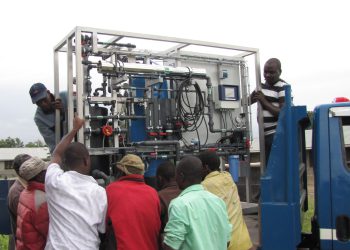 In der Dorfgemeinschaft Boman´gombe in Tansania wird die Pilotanlage zum Aufbereiten von Grundwasser angeliefert und aufgebaut. (Bild: Moerk Water Solutions)