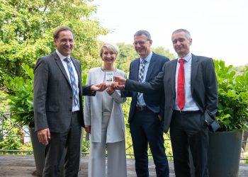 Prof. Dr. Gerald Linke (DVGW-Vorstandsvorsitzender), Alexandra Ernst (Kaufmännischer Vorstand des DVGW), Dr. Wolf Merkel (Technischer Geschäftsführer IWW Zentrum Wasser), Lothar Schüller (Kaufmännischer Geschäftsführer IWW Zentrum Wasser). Bild: Carlos Krug (Bildschön)