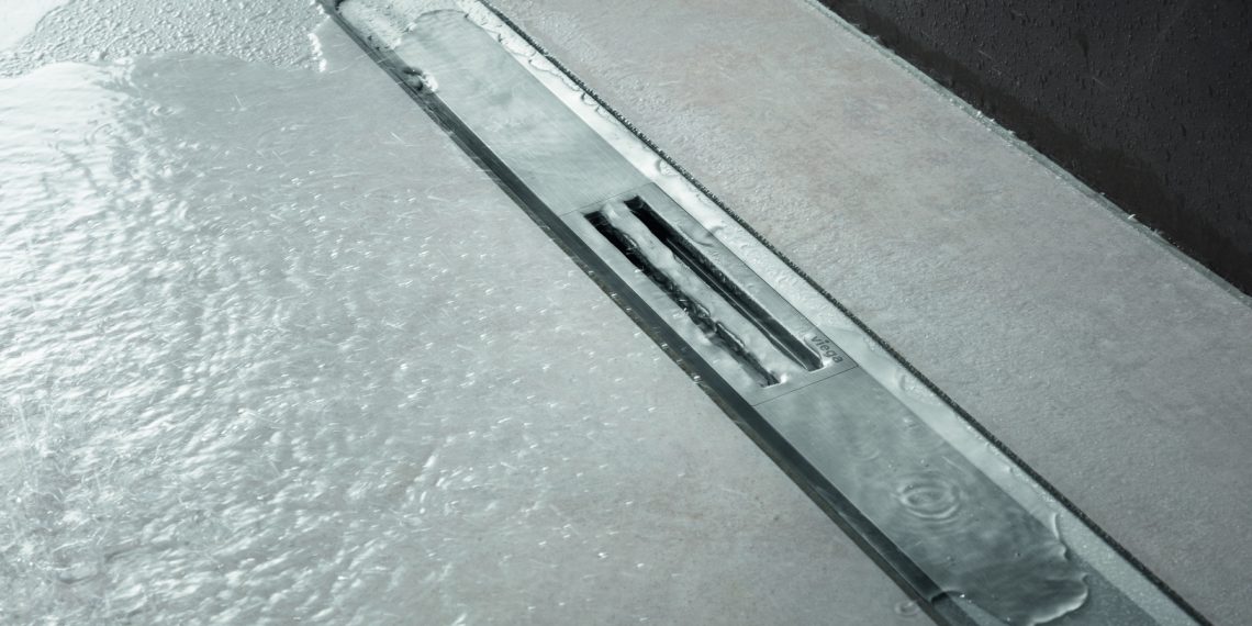 Elegant und leistungsstark bei nur 54 mm Breite: die neue Viega-Duschrinne „Advantix Cleviva“ zur Oberflächenentwässerung mit integriertem Ablaufgefälle. (Bild: Viega)