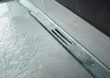 Elegant und leistungsstark bei nur 54 mm Breite: die neue Viega-Duschrinne „Advantix Cleviva“ zur Oberflächenentwässerung mit integriertem Ablaufgefälle. (Bild: Viega)