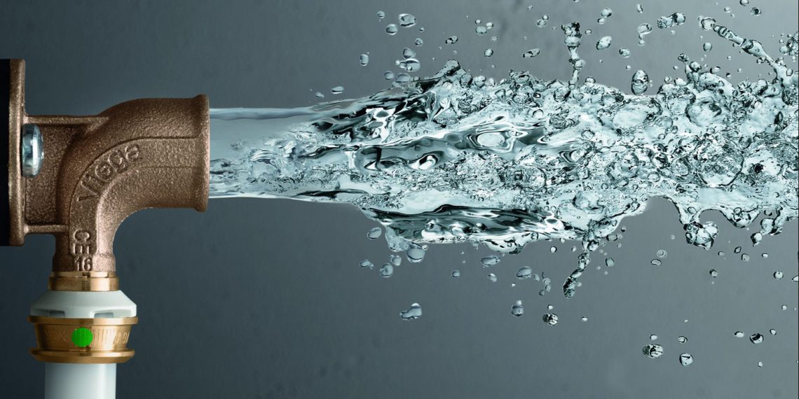 Mit „Raxofix“ in DN 10 halbiert sich der Wasserinhalt annähernd im Rohr im Vergleich zur Nennweite 16 mm. Das verdoppelt nahezu die Reichweite zu Zapfstellen, beispielsweise in der Küche. Außerdem ist der Leitungsinhalt schneller ausgetauscht, ein trinkwasser-hygienischer Vorteil. (Bild: Viega)